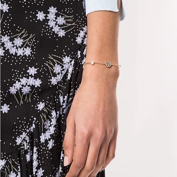 Tory Burch
CRYSTAL PEARL LOGO 18k ROSE GOLD PLATED BRACELET - Picture 6 of 6